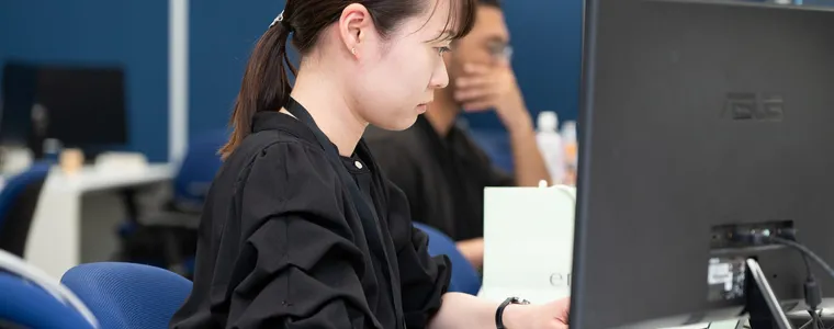 パソコンに向かう社員