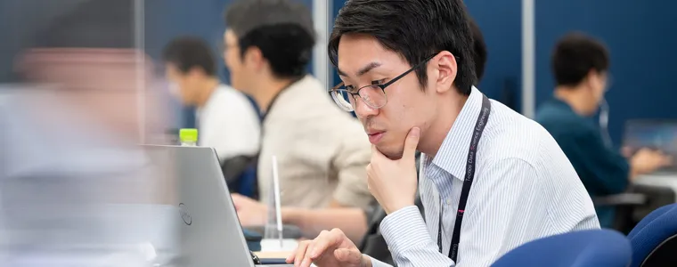 パソコンに向かう社員
